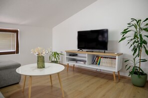 Sitting area with a flat-screen TV with Netflix