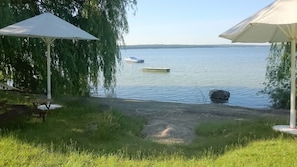 Seeblick Strand mit romantischem Sitzplatz unter Weiden