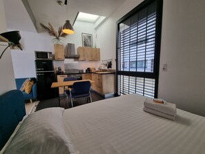 Lit king size (160 x 200 cm) avec lampes de chevets, prises 220v au sol.