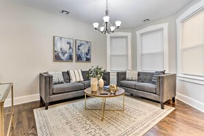 Living Room | Free WiFi | Smart TV w/ Cable