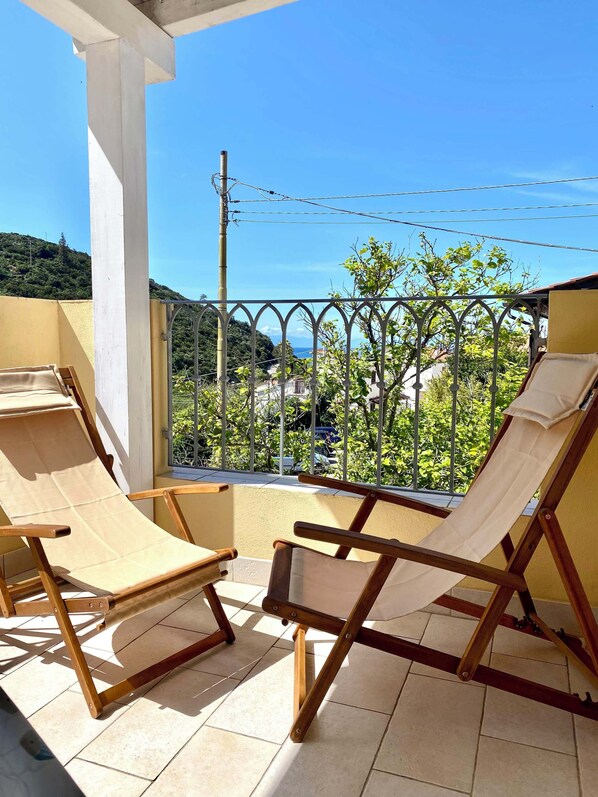 balcone vista mare  con sedie sdraio 