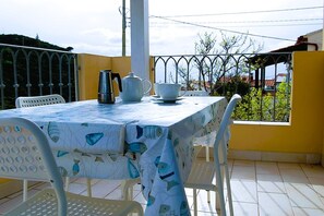 Terrazza con vita mare e montagne