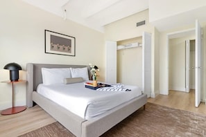 Bedroom (Queen)