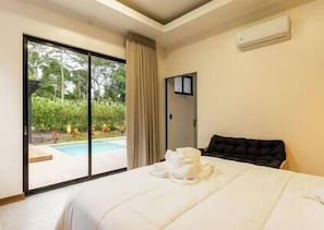 pool view room 
