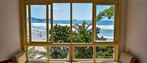 Hospede-se neste charmoso apartamento à beira-mar da Praia de Pitangueiras/SP