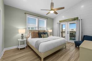 Primary Suite - NEW King bed, en suite bathroom, 65in TV, screened in porch