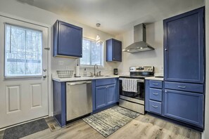 Kitchen | Free WiFi | Pet Friendly | Central Air Conditioning/Heat