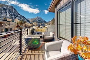 Downtown Frisco mountain-view home with elevator & 2 fireplaces near skiing