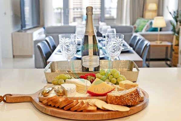 Zen Ocean Reef - Cozy 2-BR/2-BA Sea View Retreat - Savor the moment with a bottle of wine in our serene and comfortable space.