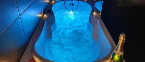 Plongez dans le confort de notre baignoire! Parfaite pour une escapade romantique ou une pause bien méritée, cette baignoire offre une expérience de relaxation ultime. Réservez dès maintenant pour une parenthèse de détente inoubliable!