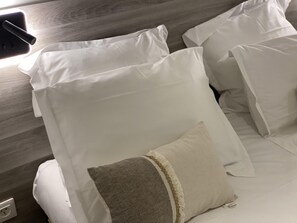 Offrez-vous des nuits de sommeil exceptionnelles avec notre literie de qualité supérieure. Notre matelas de 28 cm d'épaisseur vous promet un confort optimal, accompagné de linge de lit fourni par une blanchisserie locale, pour une expérience de bien-être