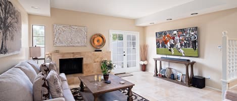 1st Floor: Bright & Light living room featuring a Smart TV, with living room furnishings and a fireplace for comfort.