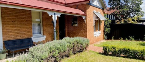 Merala a cosy cottage close to the CBD