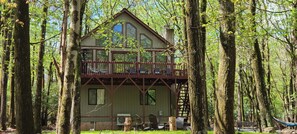 The house is on a quiet cul de sac one street back from the lake