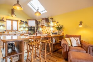 Bootlegger's Barn, Heacham: Breakfast-bar dining