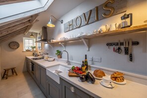 The Beekeeper's Cottage, Barney: Well-equipped kitchen