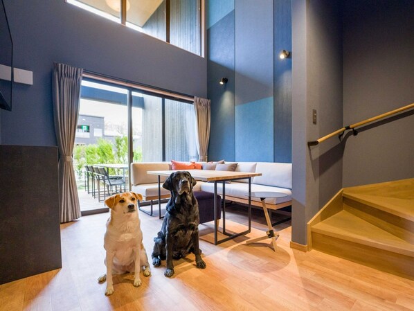 [Pets allowed / Whole rental villa] Living room and dog