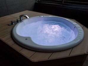 [Room with open-air jacuzzi] Open-air jacuzzi bath with illumination function