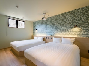 [Room with open-air jacuzzi] Bedroom with projector