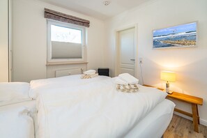 Schlafzimmer mit Doppelbett & TV