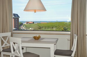Wohnzimmer mit Essplatz am Fenster