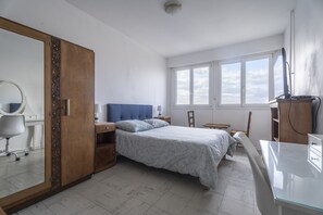 Chambre lit double, bureau et coiffeuse, vue sur le port