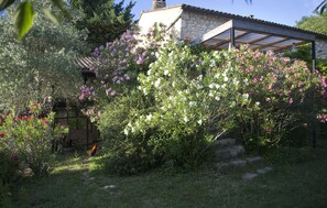 La maison vue du jardin