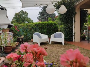 Giardino attrezzato con barbecue, arredamento da giardino