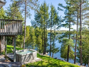 Bañera de hidromasaje al aire libre