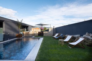 Pool med vattenfall