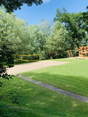 Blick auf Volleyballplatz