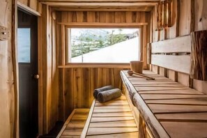 Nouveau Sauna avec vue sur l'exterieur...le sauna est totalement intégré dans l'espace de vie