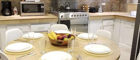 Comedor-cocina totalmente equipada con mesa con 6 sillas y electrodomésticos