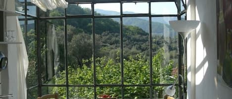 Blick in die Seealpen vom Panoramafenster der Küche