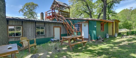 Green Forest Vacation Rental | 1BR | 1BA | 2,124 Sq Ft | 1 Step Required