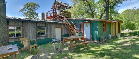 Green Forest Vacation Rental | 1BR | 1BA | 2,124 Sq Ft | 1 Step Required