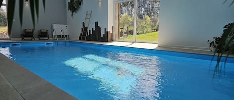 Piscine intérieur chauffée toute l'année à 29 degrés. Rien que pour vous.