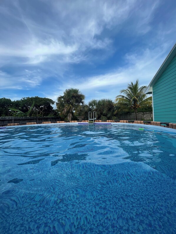 Above ground pool