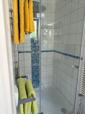 Badezimmer mit großer Walk-In-Dusche 