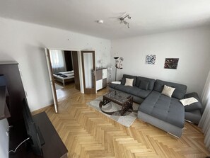 Wohnzimmer mit Sofa 
