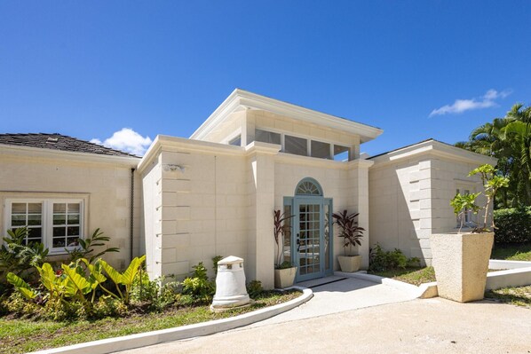 "Lonetrees" - Large Luxury Private Villa w/ Pool by One Caribbean Estates (499)