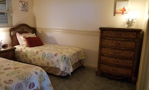 Guest bedroom (with TV)