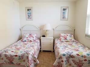 Guest bedroom (two twin beds)