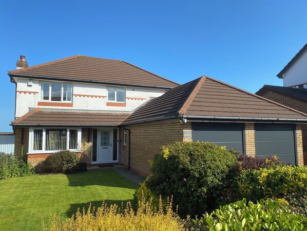 No.48 Falmouth (sleeps 6) with driveway parking for up to 2 cars