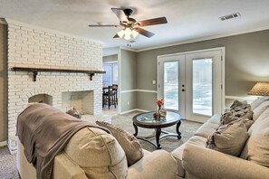 Living Room | Fireplace (Decorative Only) | Free WiFi