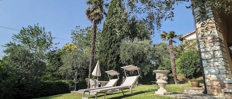 Mediterraner Garten zum Frühstücken, Sonnenbaden und Grillen 