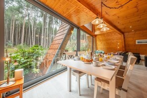 Woodpecker, Weybourne: Dining area with woodland views