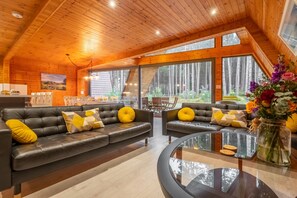 Woodpecker, Weybourne: Sitting room with woodland views