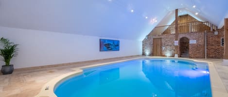 Primrose Farm Barn: Indoor heated swimming pool