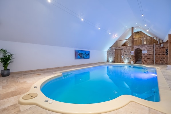 Primrose Farm Barn: Indoor heated swimming pool